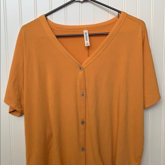 Zenana Outfitters Tops - Oversized tied bottom up mustard tee